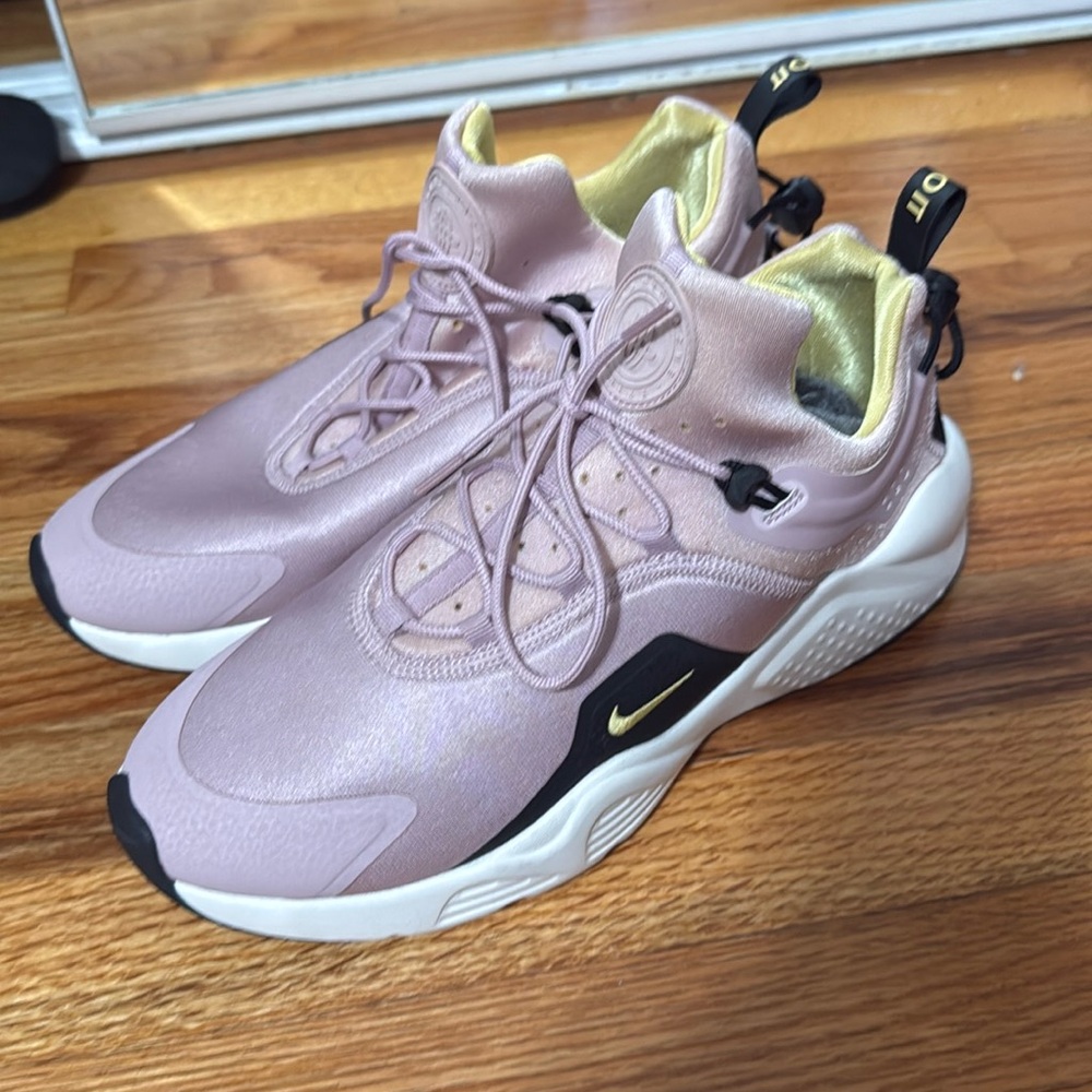 Women’s Nike Air Huarache City Move. Size 11. Plum chalk